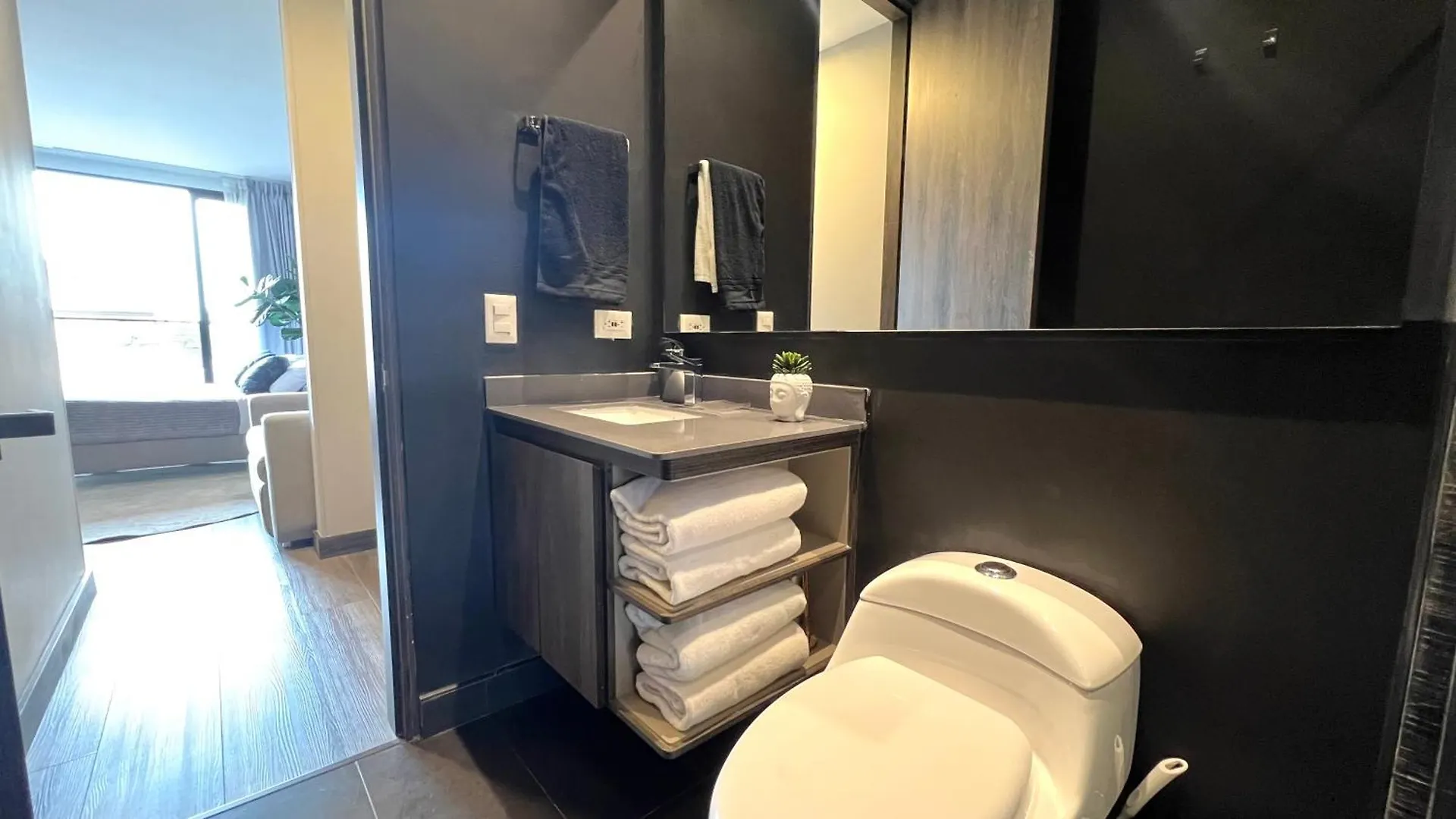 Apartment With Hotel Amenities, Coworking, Room Service, Gym Bogotá